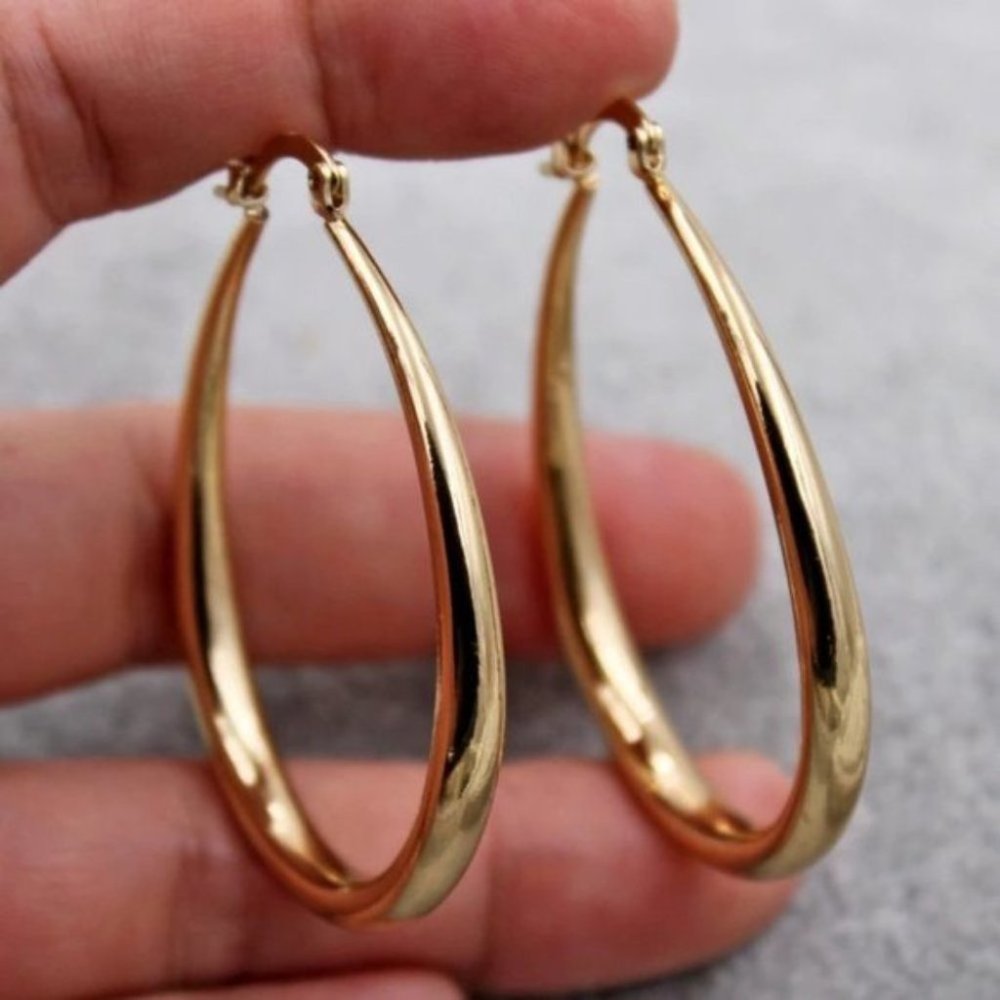 **18K Yellow Gold 1.5'' Oval Hoop Earrings - Picture 6 of 11
